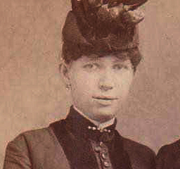 Photo of photos/Emma Farrar portrait